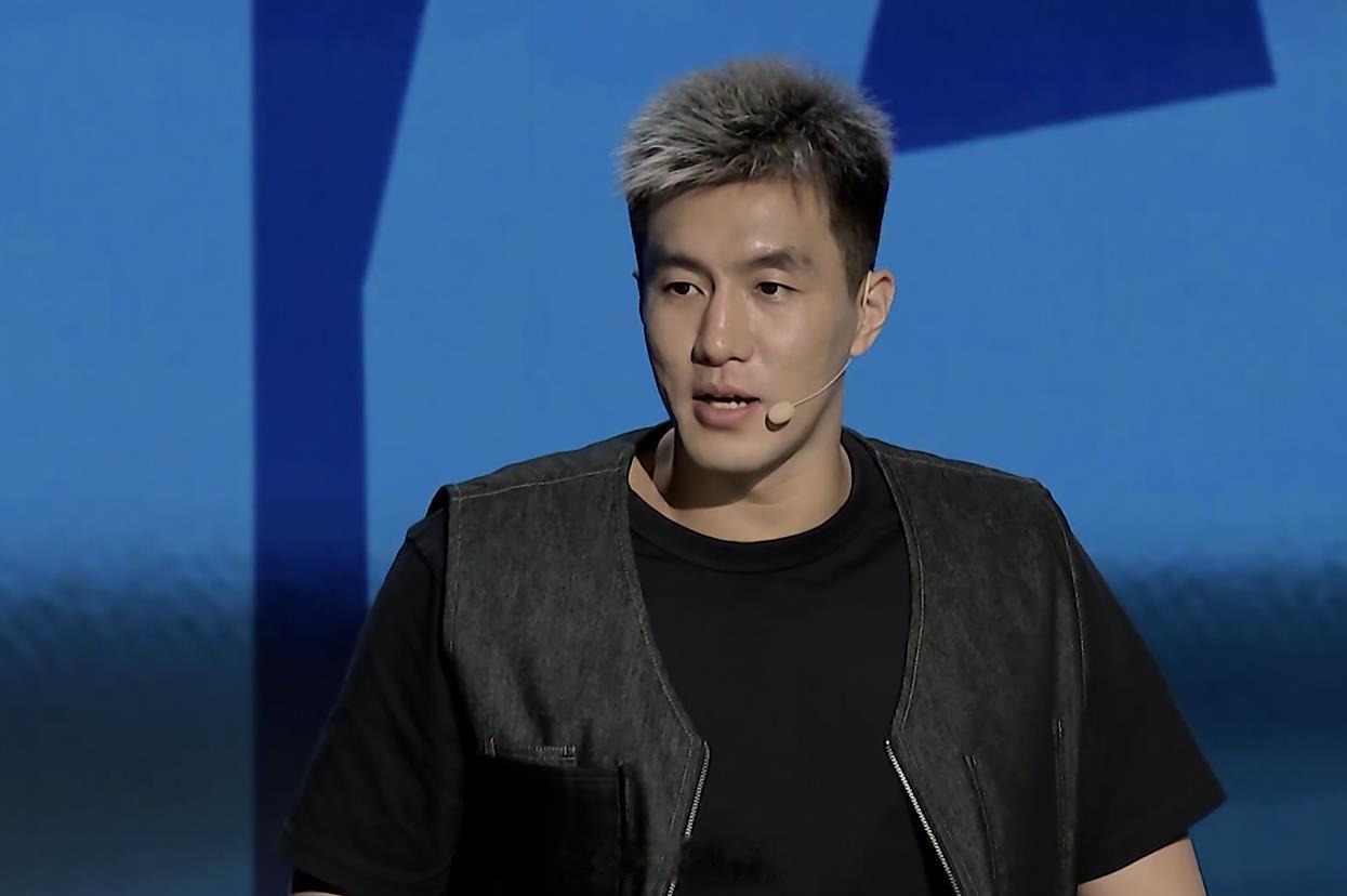 郭艾伦：啊，联赛要打每节10分钟吗？杨健：对，打10分钟，你觉得10分钟和12分