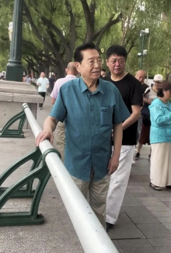斯大林公园偶遇著名歌唱家李双江李双江老师德艺双馨是著名的人民艺术家他唱歌行
