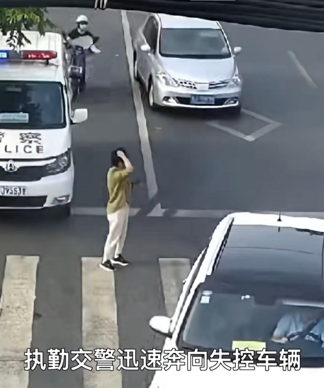 湖南常德的一个寻常路口，一辆公交车正停在坡道上，司机临时下车买水，却忘了拉手刹。