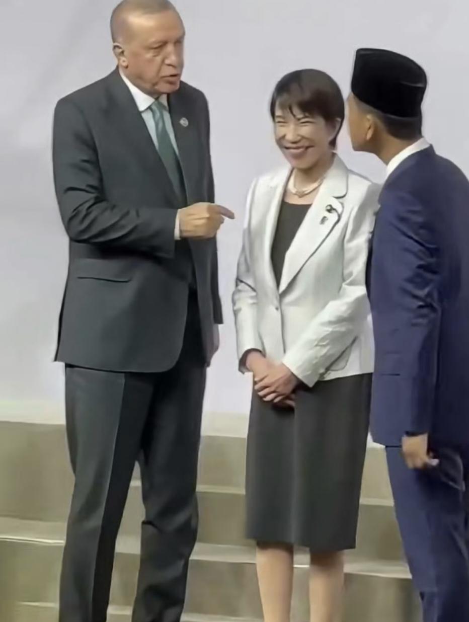 这表情只能用“鬣狗”来形容[捂脸哭]，十分能代表他们的集体性格：阴险猥琐，偷盗、吓