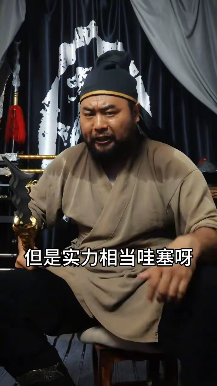 在三国演义里，刘备手下有一个存在感非常低的大将，虽然存在感低，但是实力相当哇塞。他是文不输诸葛亮，武