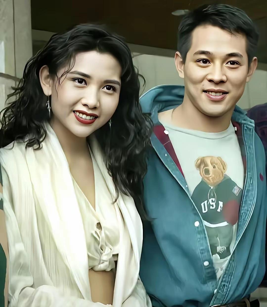 年轻时期的李连杰真像个小鲜肉，他旁边的女孩子是谁？感觉比利智还漂亮，你认同吗？