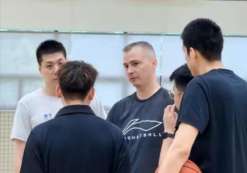 陈海涛招兵买马！近期，广东男篮分享自家球员训练情况，功勋球员任骏飞不仅出现在