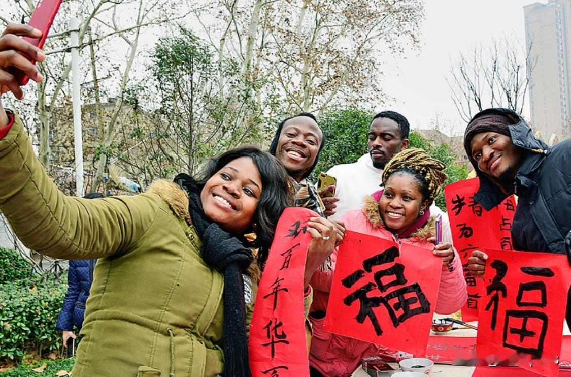 美国《纽约时报》称赞了中国推出K字签证，以吸引外国高科技人才。《纽约时报》认为这