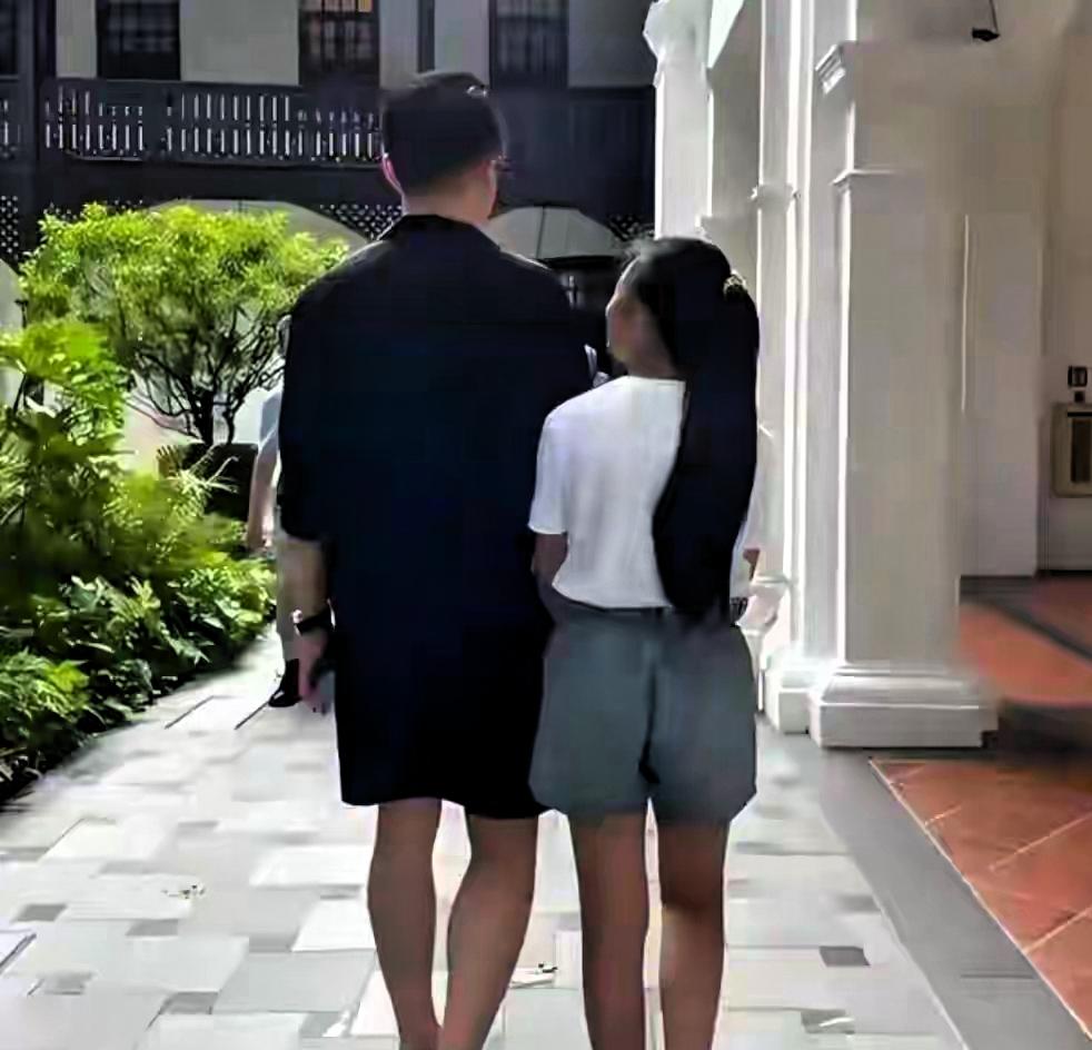 谁能想到，曾经还是娇小可爱小女孩的玥儿，小学毕业刚回京，一年身高暴涨惊艳全网，完