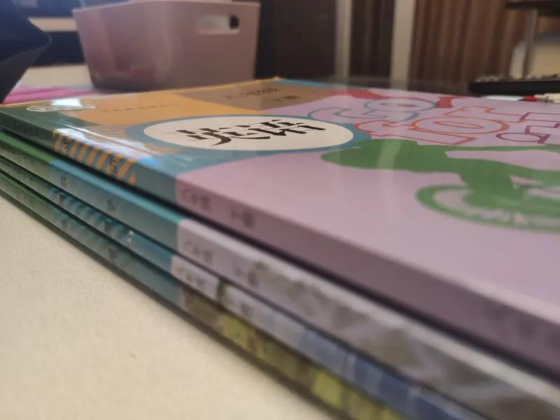 教材几乎年年换，连我这个老师都适应不了，更别说学生了。现在的教材更换频率实在太