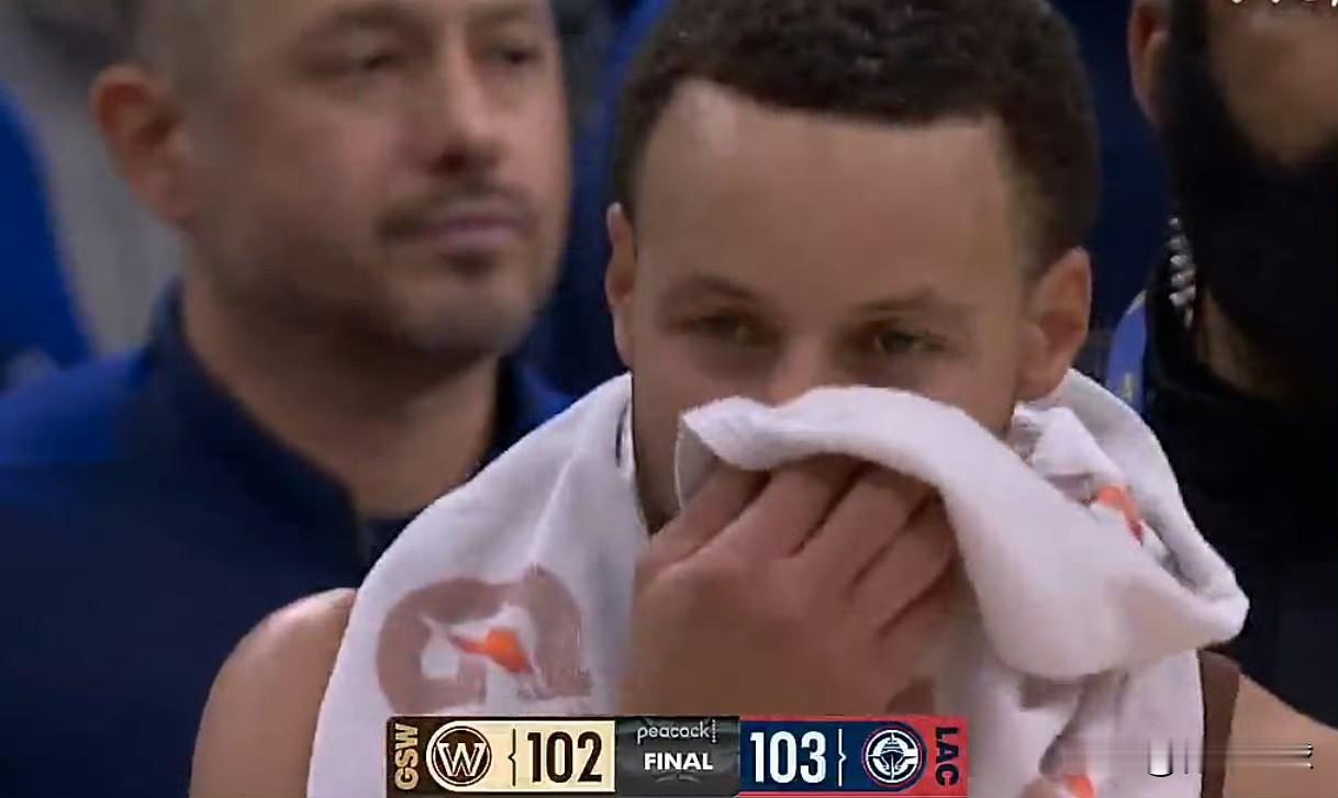 输1分！库里神情落寞！今天，客场作战的勇士队以102-103憾负快船队。本场