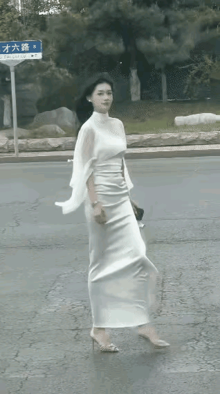 她从你身边走过，你100%会转头看她