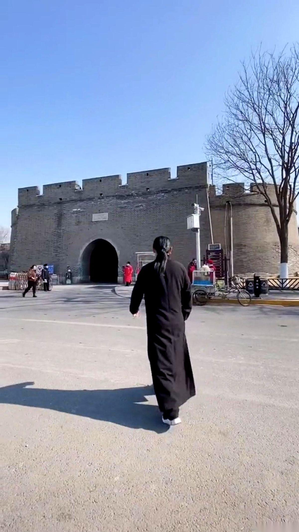 我跟你说个特玄乎的事儿。那个欠你钱不还的人，他拿走的不是你的钱。是你的“灾”