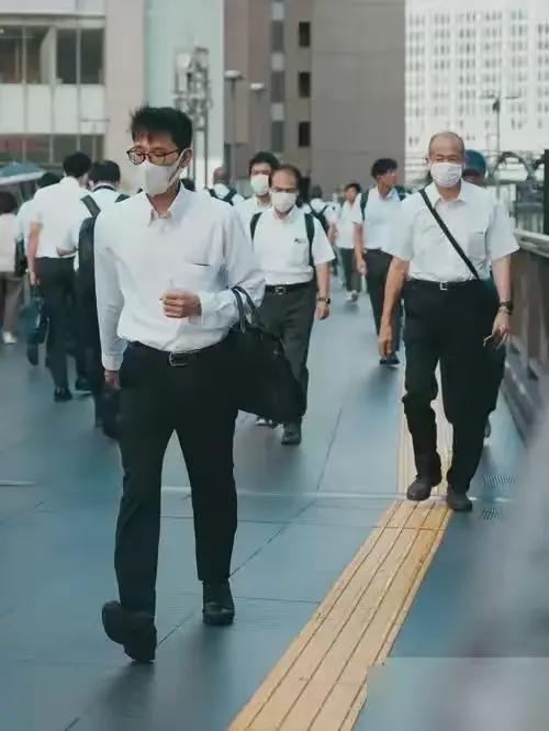 亚足联开会，30个人坐一桌。桌上没有中国人。日本韩国不高兴了，觉得西亚那边分