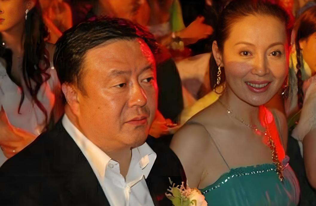 挤走正妻邬倩倩，嫁年长30岁尤小刚，如今丈夫74岁、幼子仅8岁，演绎有钱