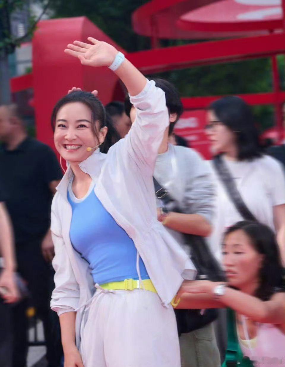 不要说贾玲瘦了之后不像她了，那是因为你没有见过她二十几岁时的样子，是真的漂亮[哇