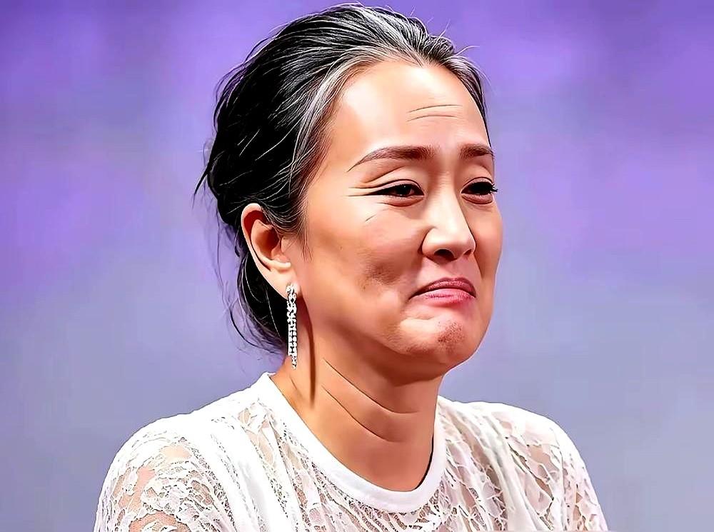 60岁女艺人的生图一曝光，评论区瞬间炸成了两派！一边喊着滤镜碎了一地，另一头
