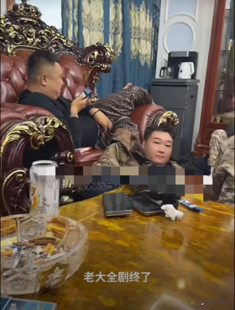 二驴性格反复无常，突然宣布“遣散”驴家大院！团队全员不愿离开又无言以对，二驴以投