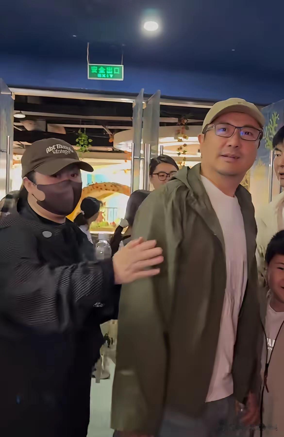 沈腾这是娶得老婆还是找的保镖？王琦的占有欲不好说，但是看了这图片只想说她的占
