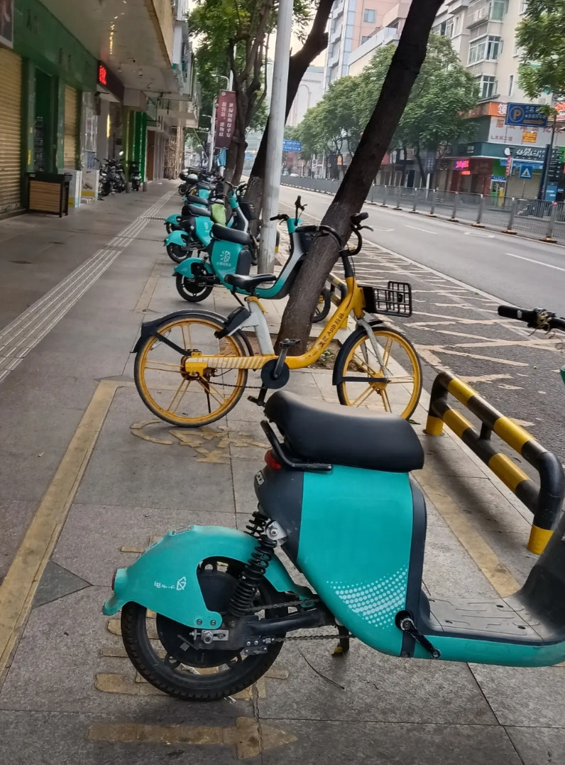 在虎门千万不要骑这种什么（小果电单车），事情是这样的，五一我们去虎门玩，由于人多