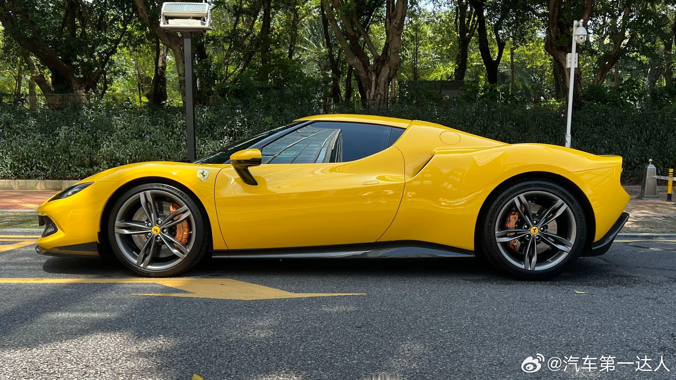 法拉利296GTB小黄鸭，24年5200km赛道座椅​​​