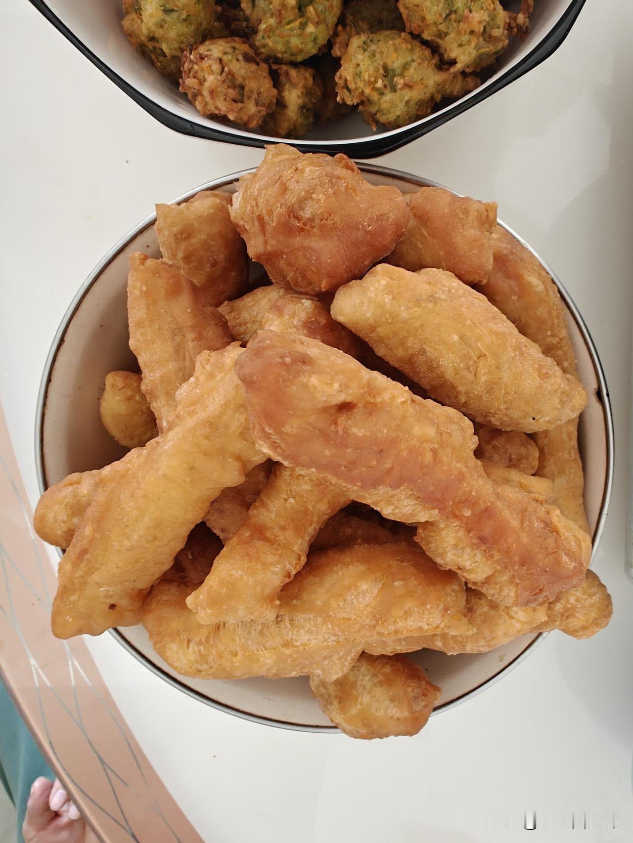 过年带俩娃回老家，天天鸡飞狗跳，累并快乐着！二十七，宰公鸡！今天上午，我们在