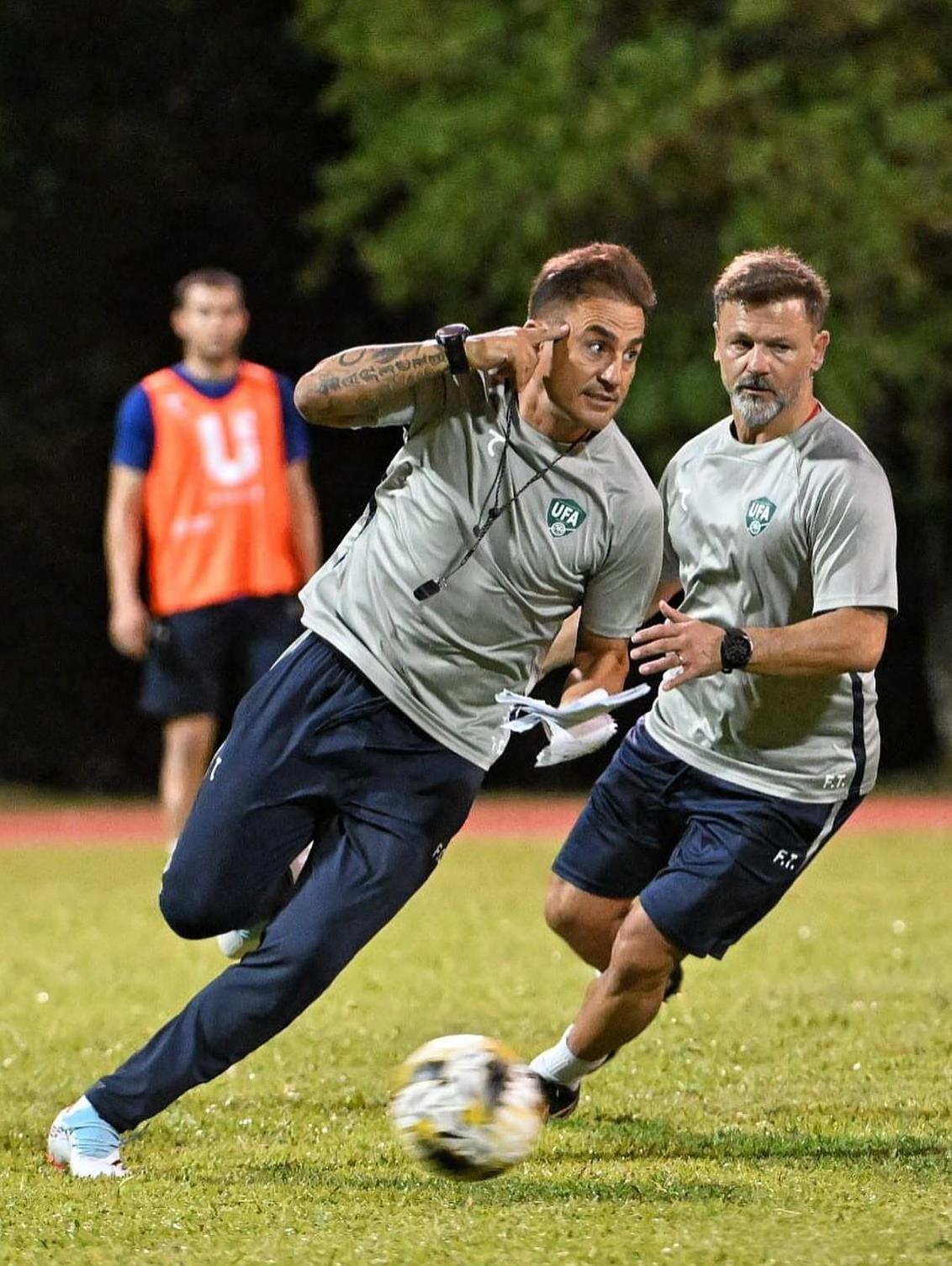 乌兹别克斯坦足球博主晒出了部分卡纳瓦罗在乌兹别克斯坦国家队训练的照片和视频，看的