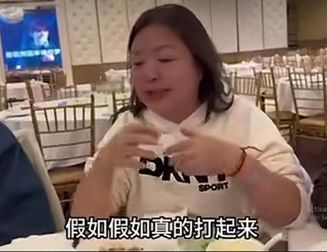 餐馆里的几个女人聊闲篇，竟扯出了最扎心的现实。几名美籍华人妇女在餐馆里吃饭