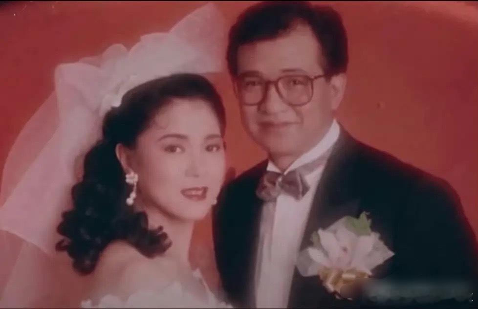许绍雄老婆的身份也很不简单！随着许绍雄病危，他的家族身份被扒外，他老婆的身份也同