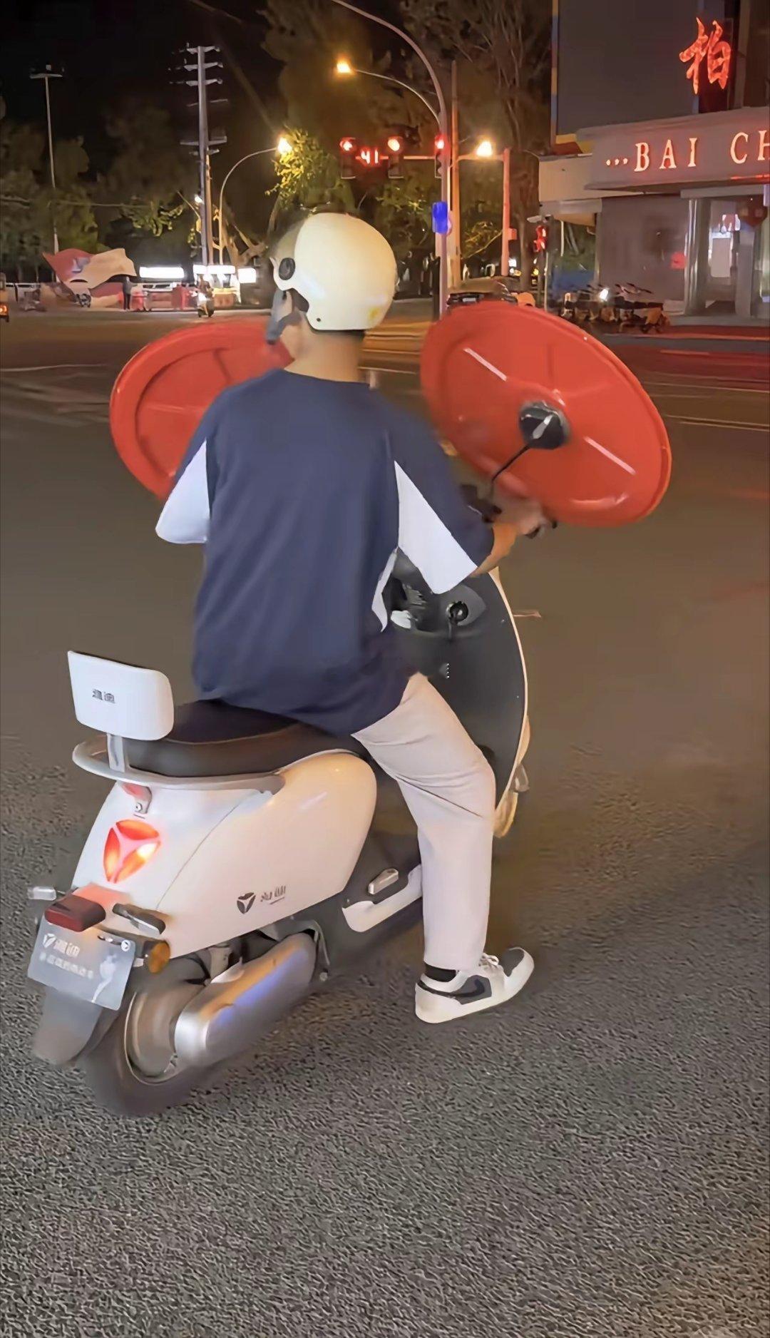 这波操作，交警看了都得愣三秒吧！