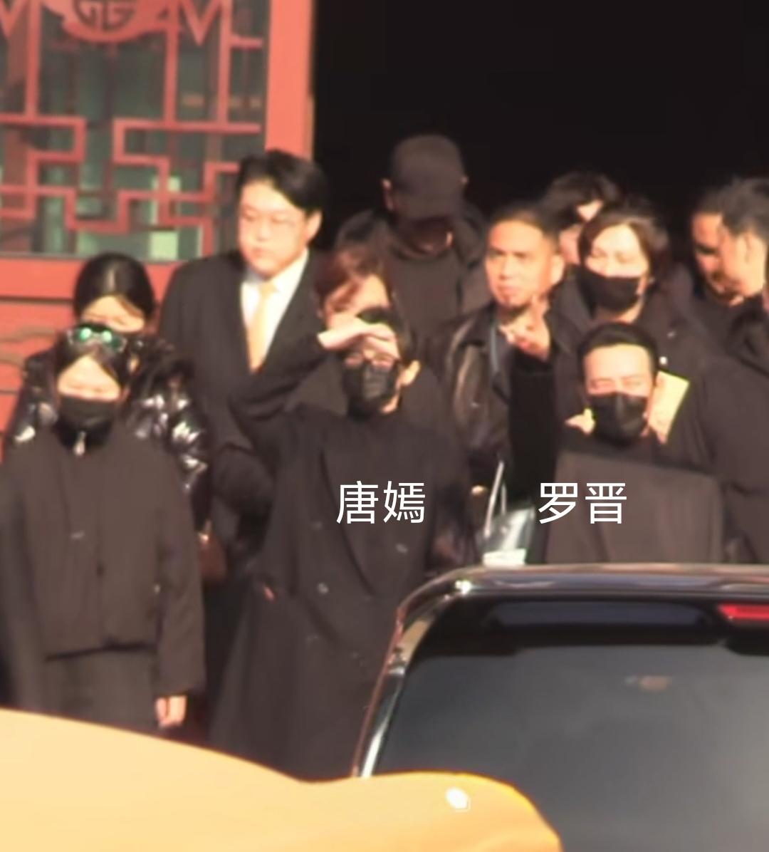 罗晋父亲的葬礼今天在北京八宝山举行，唐嫣还是陪着罗晋最后出来的，视频里看到罗晋还