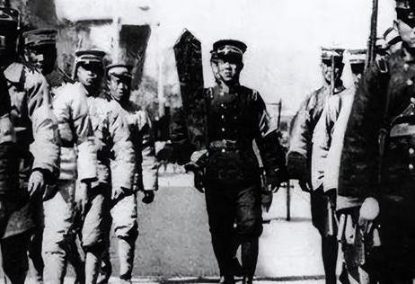 1947年，冀中军区参谋长有了外遇，被怀孕的妻子撞见后，他竟杀死了妻子，毛主席知