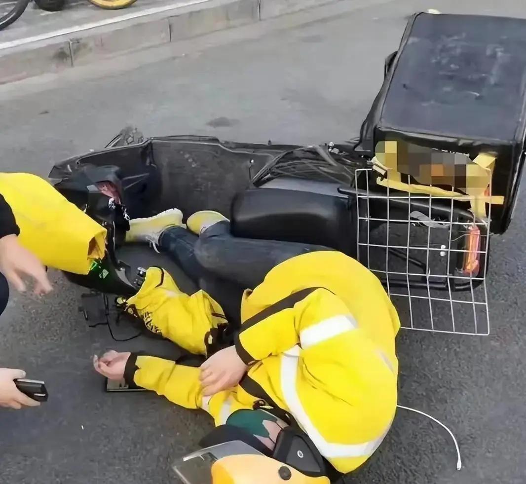 要钱不要命！颅内出血仍拒绝120，只求送完这单！谁在把外卖小哥逼成“铁人”？ 