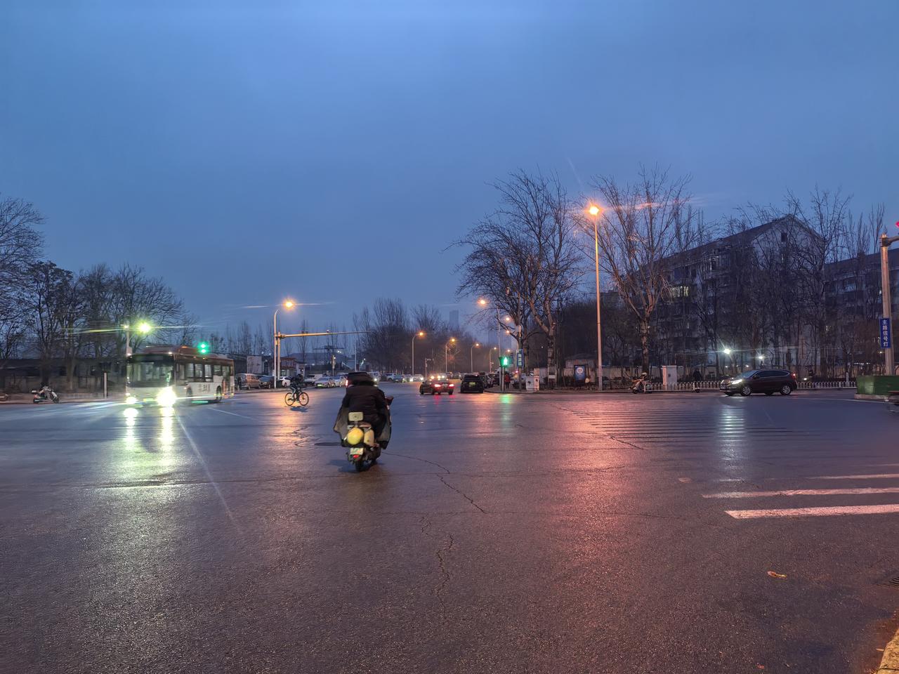 天还没亮，牛马们就出去工作了。