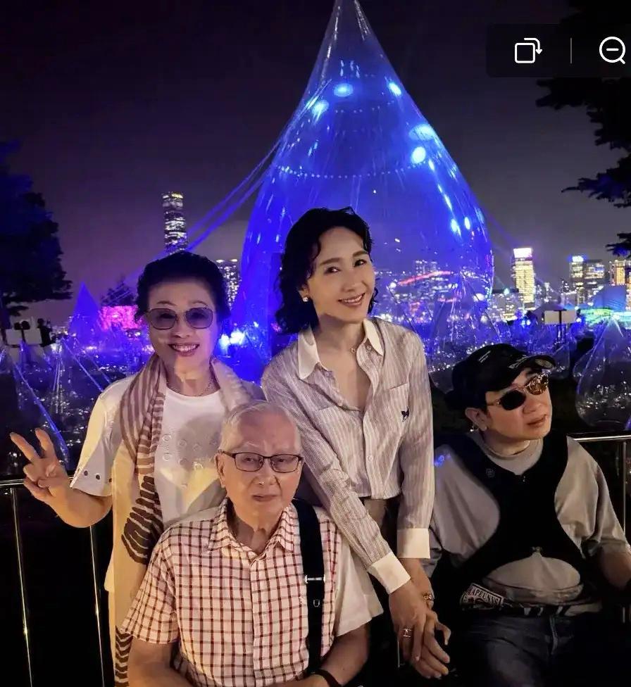 父亲节当天，黎姿突然甩出九宫格家庭照炸场——86岁黎爸爸戴着眼镜端坐，满头白发却