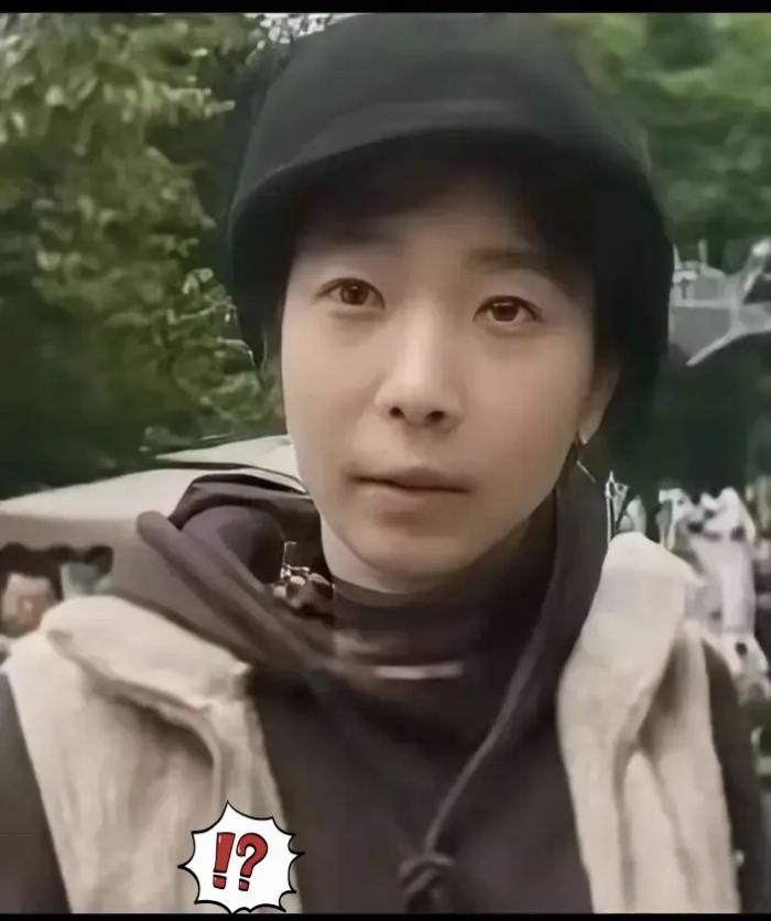 和平小屋外摆那片地板，轮胎压过去，现场有人看见，最后指向的是贾某，院子里喊她贾姐