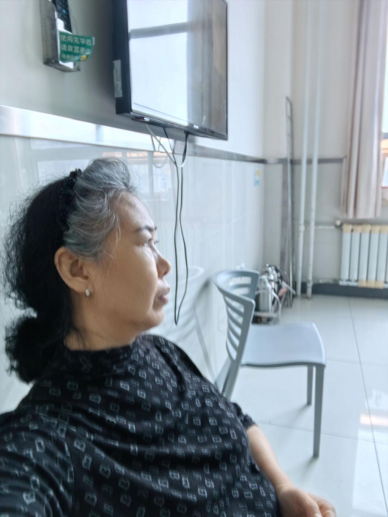 63岁婆婆在北京陪儿媳住院✨一晃又熬了一个多月昨晚又是一整夜无眠病房里此起