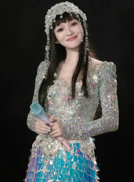 张韶涵演唱会新造型太好看了吧，好像海豚湾恋人时候似的易天边，一点没变啊。