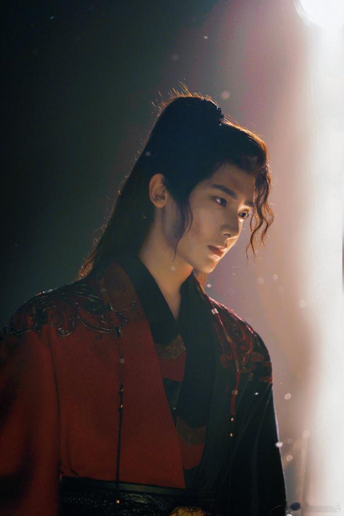 侯明昊确认出席爱奇艺世界大会据工作室同步日程，侯明昊确认将于4.20携《雀骨》