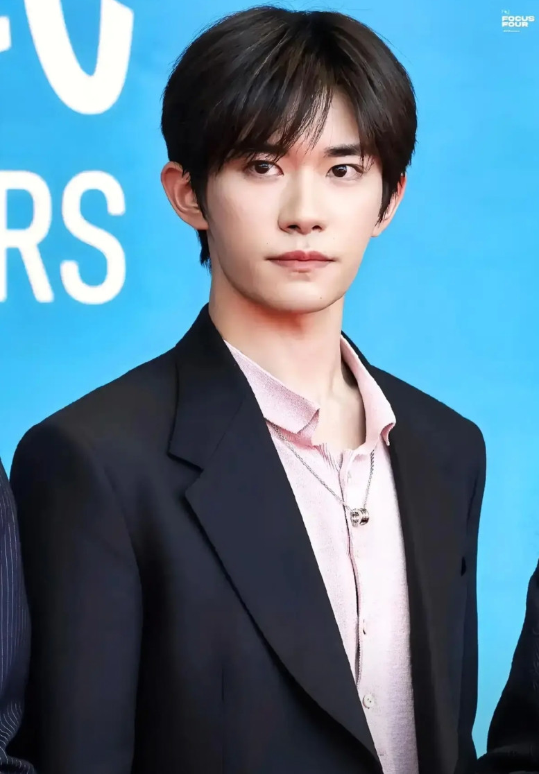 真是误会易烊千玺了，以前觉得他官方178的身高水分挺大，如今看金鸡奖这同框。