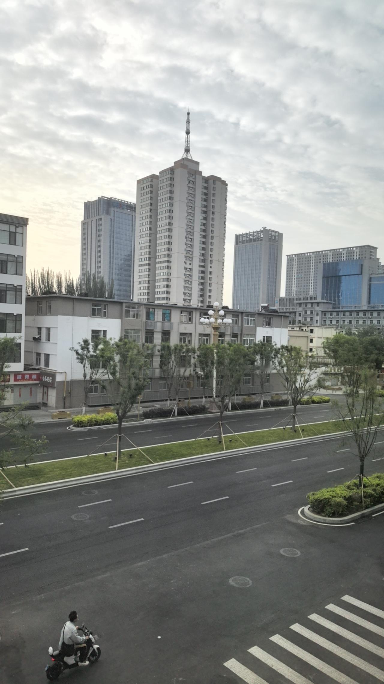 今天早晨，来到太原市的一个小区里，小区里一位老年人说，他在这个小区居住了16年，
