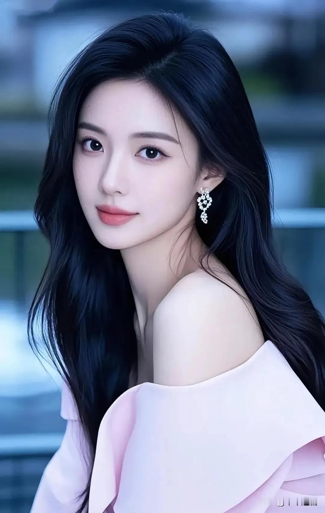 粉裙映着钻光，温柔揉进黑长发的缱绻里温柔粉裙仙女粉长裙浪漫的文案