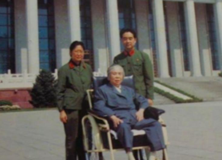 1979年贺子珍想参观毛主席遗容，中央批准后，为何她的瞻仰时间却还不到十分钟呢？