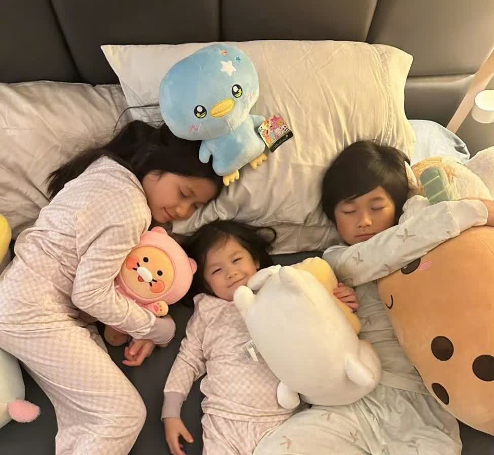 钟嘉欣结束工作回到加拿大晒出三个孩子温馨睡觉合照：没有什么比得上家。老公孩子在加