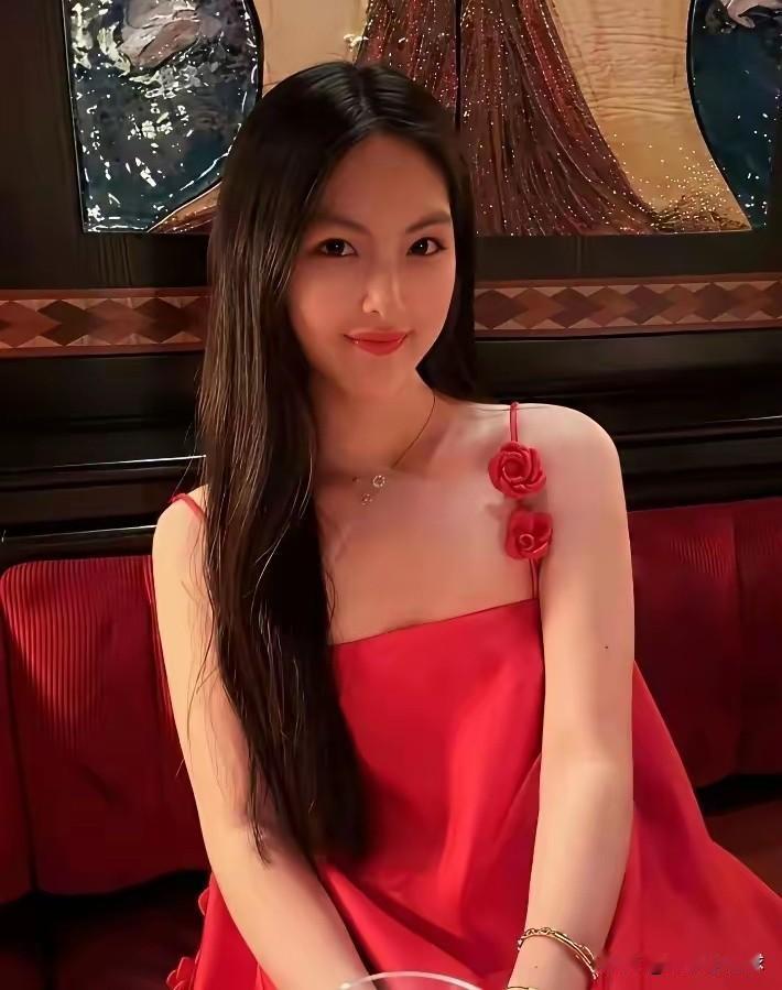 小时候的王诗龄，曾因圆润外形被不少人贴上“胖女孩”的标签，如今已经长成气质清秀、