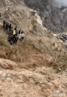 太作了！不作也不能死。山坡上一群人在搞越野极限，一辆辆越野车爬到山顶，突然