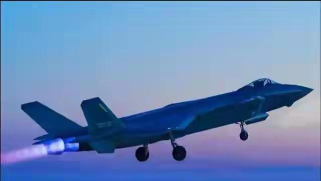 无视中俄警告，美军派B52给高市早苗助威，8架歼-16不给F-15J机会20