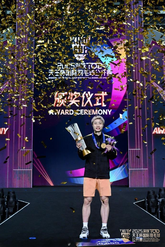 石宇奇显得有些疲惫，开局后一直落后，随着比赛的进行，石宇奇渐渐进入状态，打出了自