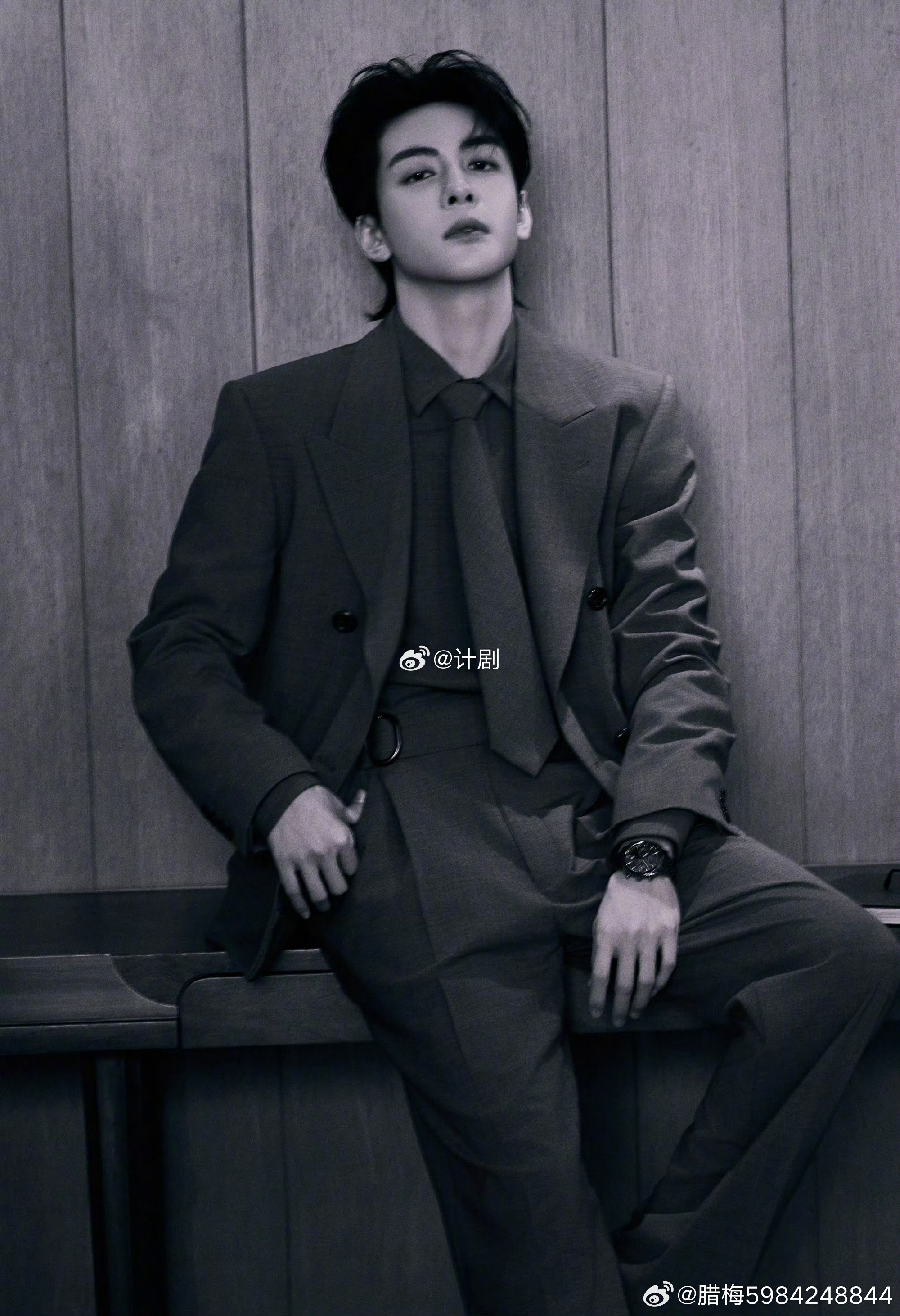 曾舜晞机场帮路人扶行李箱看到曾舜晞条件反射般返回扶行李箱，才懂什么叫刻在骨子里