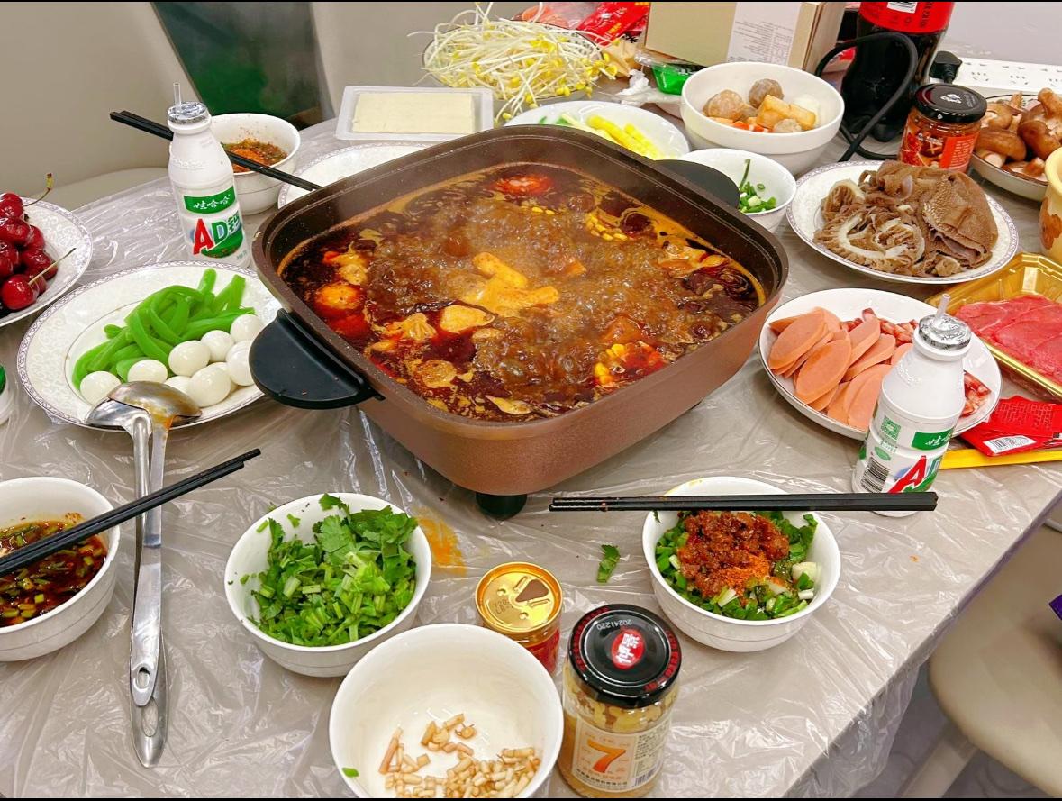 上周三我生日，特意组局想让老公和闺蜜熟悉些。谁知火锅吃到一半，矛盾就爆发了。