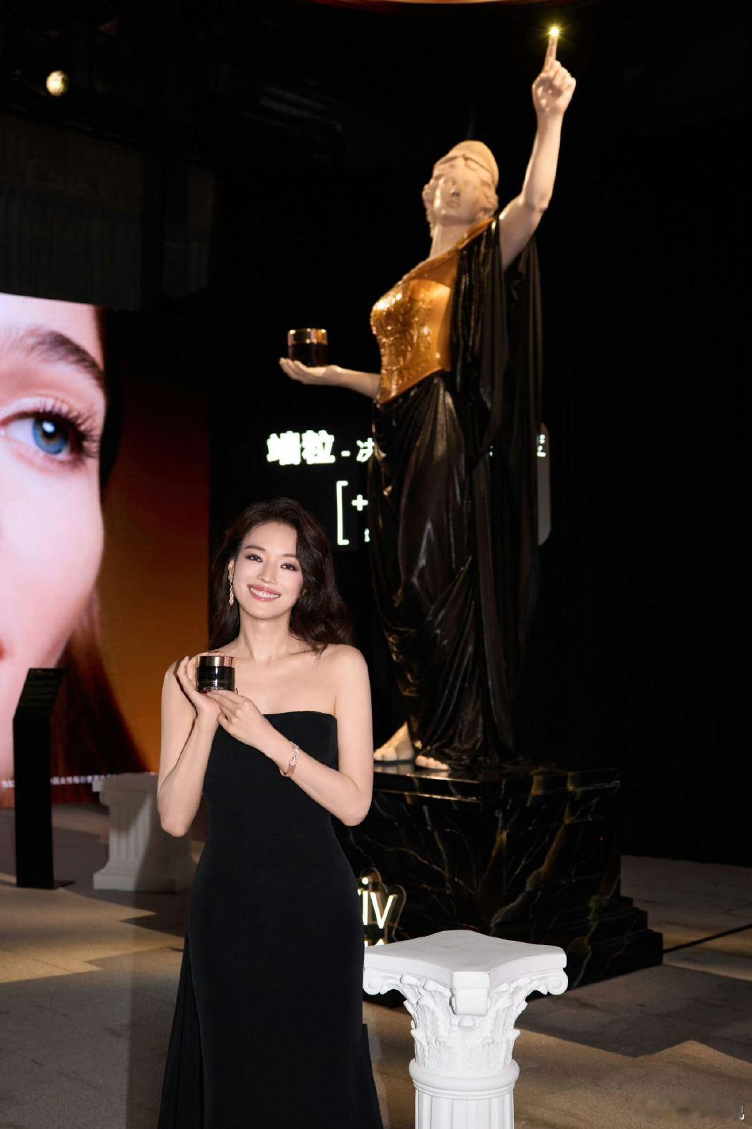 舒淇的每一面都有光从演员到尝试导演工作，舒淇一路历练一路成长，步履坚定勇敢。岁