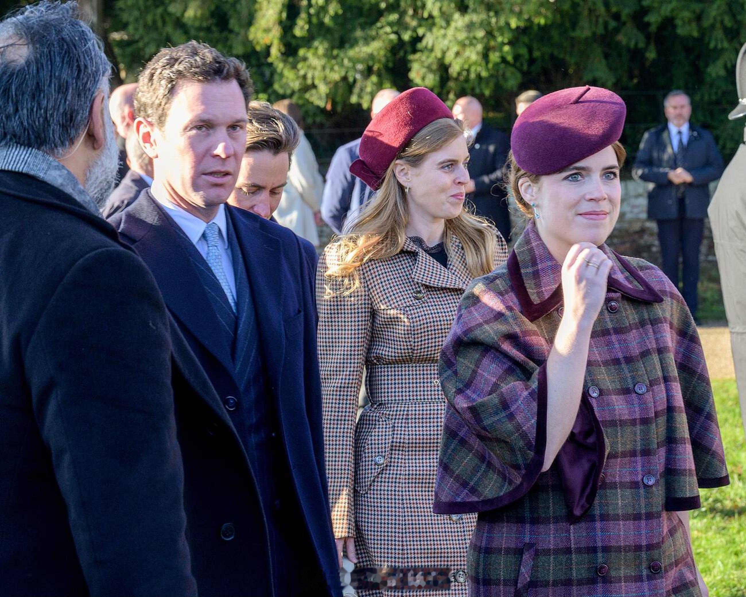 英国王室2025年12月25日，比阿特丽斯公主和尤金妮公主各自携夫在桑德灵厄