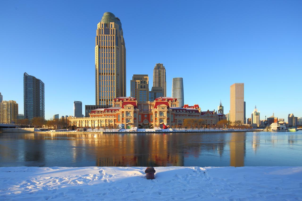 冰雪天津。根据最新天气预报，12月12日天津初雪的概率已经调高至90%，本市今冬