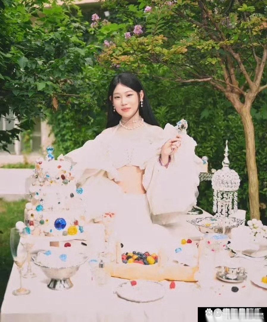 小沈阳女儿晒出新写真，18岁的沈佳润太亮眼！独特单眼皮自带高级感，明星气质越来越突出。​